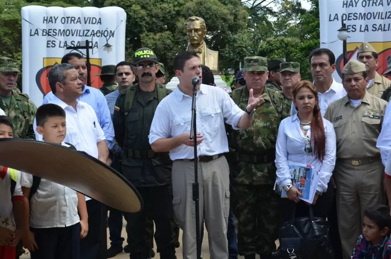 En el parque Santander de Tame reafirmó su petición de desmovilización a la guerrilla y pidió a la administración de Bogotá no atacar a la Policía Nacional.